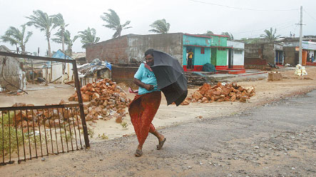 Strong cyclone slams into India's east coast