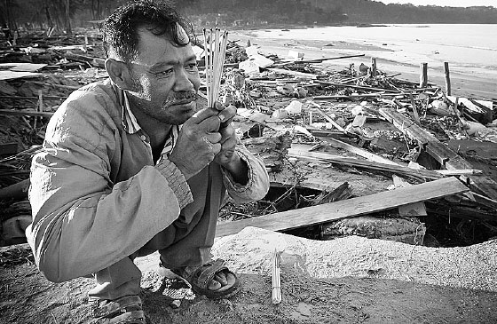 Kusol Wetchakul Offers Prayers For His Sister Who Died In The Tsunami In Khao Lak Thailand Ten