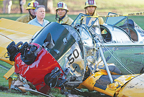 Harrison Ford crash-lands on golf course