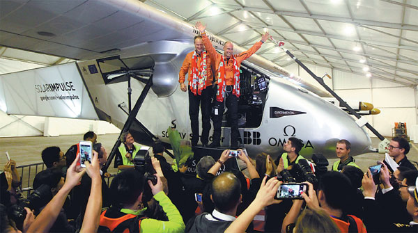 Arrival of solar-powered airplane in Chongqing hits heights with students