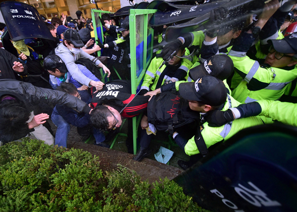 Police, protesters clash over Sewol ferry disaster