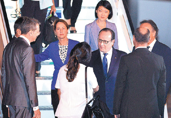 Hollande makes historic Cuba visit