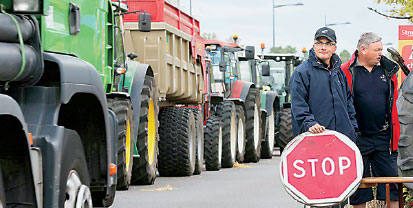 Farmers block routes from Spain, Germany