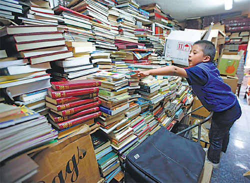 Garbage collector rescues books for children