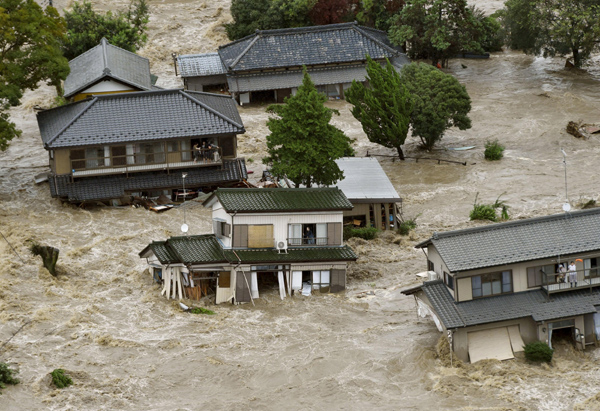 Over 100,000 flee flooding north of Tokyo