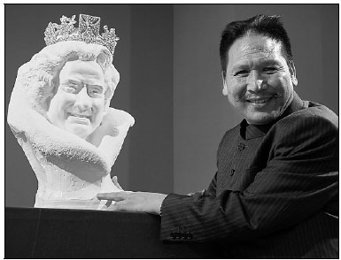 Chinese artist makes porcelain bust of queen
