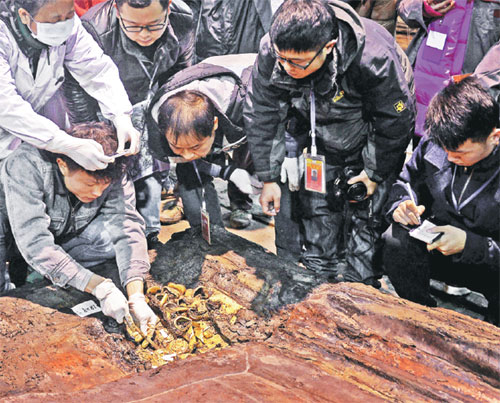 Gold plates indicate tomb's royal Han origin