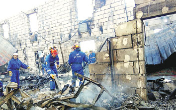 17 die in fire at makeshift home for elderly