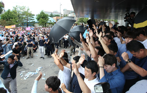 An Angry Mob Throws Eggs And Water Bottles At Republic Of Korea Prime Minister Hwang Kyo Ahn As