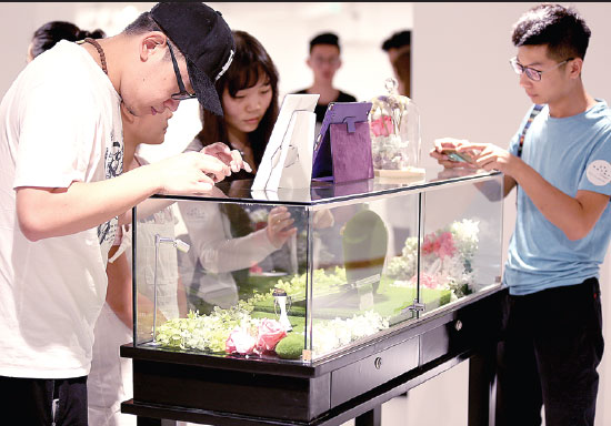 Visitors Take Photos Of Smart Jewelry At The Launch Of The Totwoo Brand In Late July In Beijing