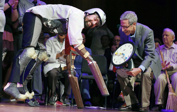 Thomas Thwaites Left Accepts The Ig Nobel Prize In Biology From Nobel Laureate Eric Maskin