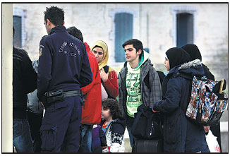 Tired of waiting, Syrian refugees bid to return home