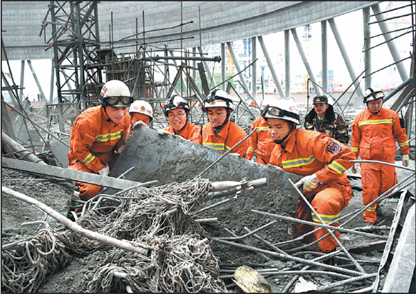 Collapse kills nearly 70 workers