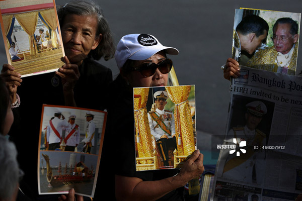 People Hold Up Pictures Of Thailand S New King Maha