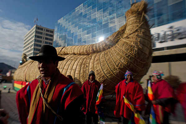 Artisans Who Built The 18 Meter Viracocha Iii Take Part In A Ceremony