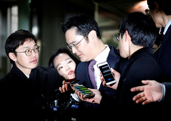 Samsung Group Vicechairman Lee Jaeyong Is Surrounded By Media As He Arrives At The Seoul Central