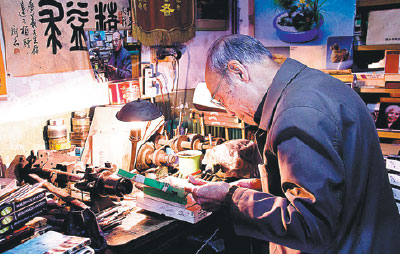 zhang guangyi 88 runs one of beijing s last traditional pen repair