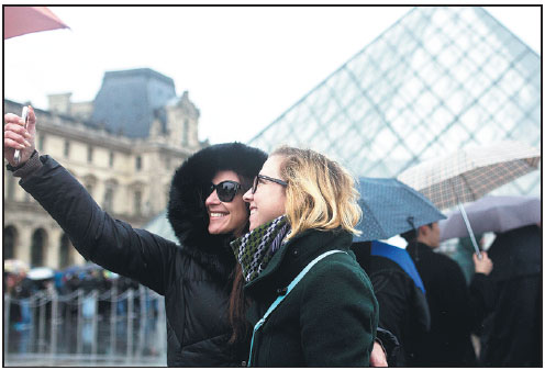 Louvre museum reopens; assailant under detention