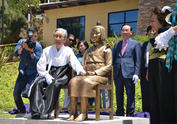 Historians fault Japan on 'comfort women' flak |