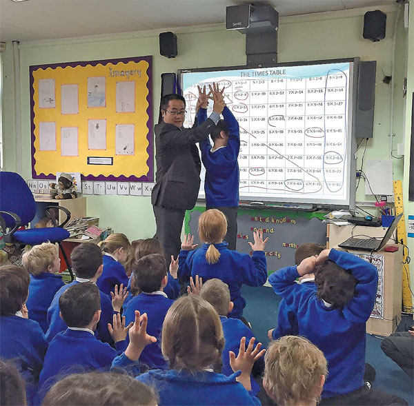 Wang Chengjun A Shanghai Math Teacher Teaches Pupils The Multiplication Table At The Wroxham