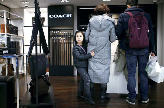 Chinese tourists buy bulk of luxury