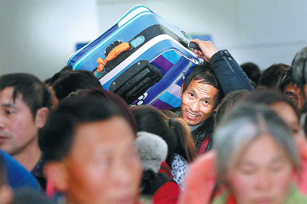 Migrant Workers Line Up For A Train In Urumqi Xinjiang