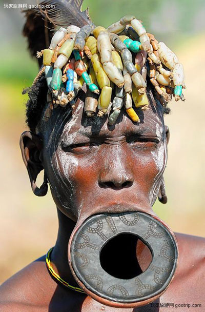 探访非洲原始部落神秘唇盘族