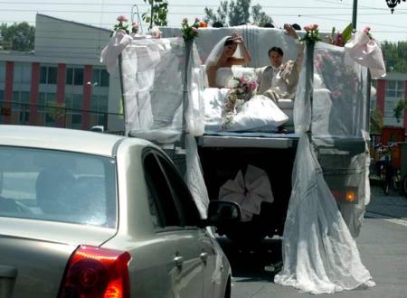 Wedding in a truck 卡车里的婚礼