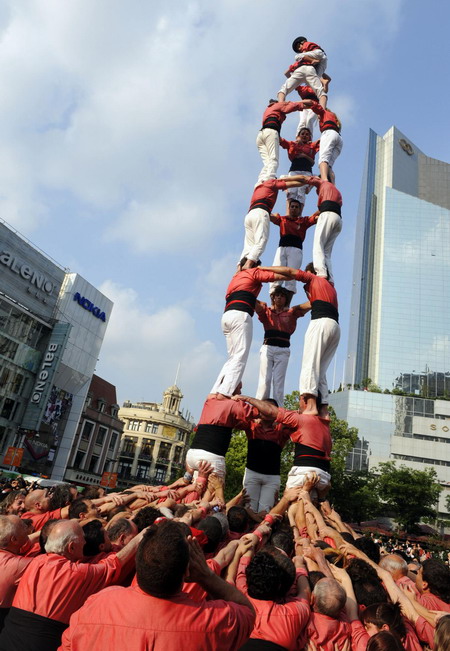 'Human tower' spectacle show at Expo