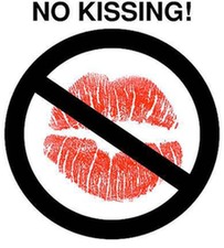 英国一学校禁止学生亲吻