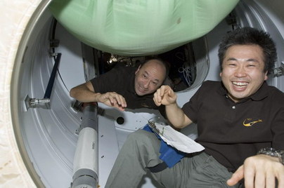 日本宇航员太空试穿除臭内衣