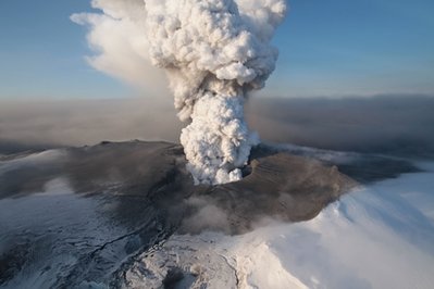 冰岛火山喷发被困游客免费泡温泉