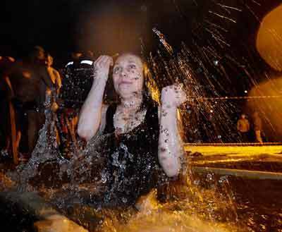 俄罗斯人冰水沐浴庆祝主显节-英语点津