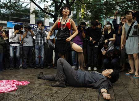 韩国上演大尺度荡妇游行 抗议性暴力-英语点