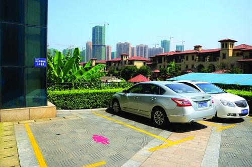 女士特权:中国商场推出女用加宽型停车位