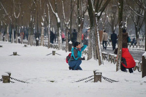 Tourists wonder by West Lake after snowfall in China's Hangzhou