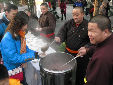 Thousands long for a taste of 'lucky' Laba porridge