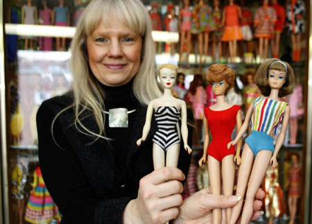 Variant Verdeelstuk passage Owner shows Barbie doll collection