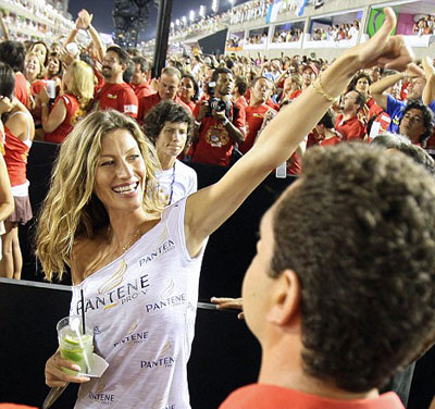 Model Gisele Bundchen weds NFL star Tom Brady