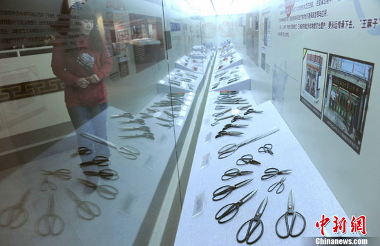 Time-honored Wang Mazi scissor opens new gallery