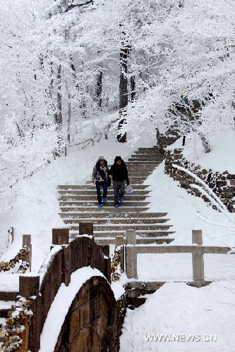 Yellow Mountain presents winter scenery