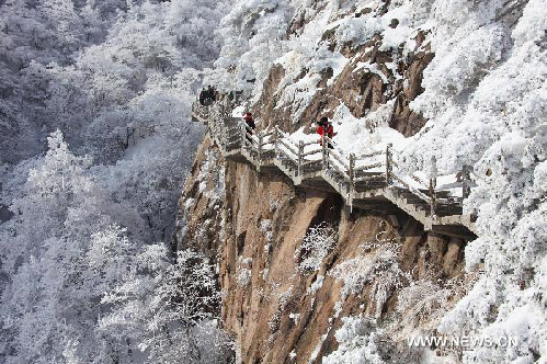 Yellow Mountain presents winter scenery