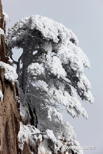 Yellow Mountain presents winter scenery