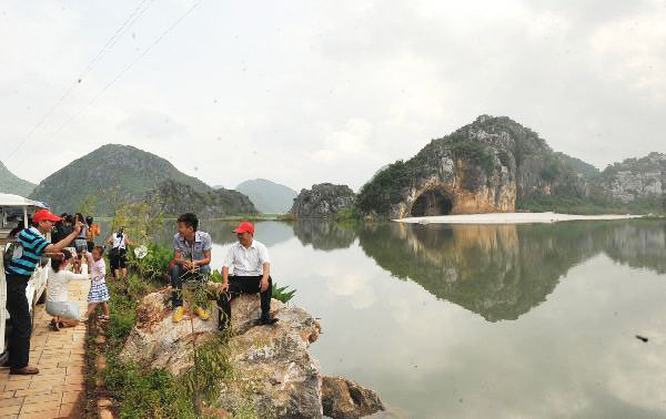 Vast expanse of lotus pond in Yunnan