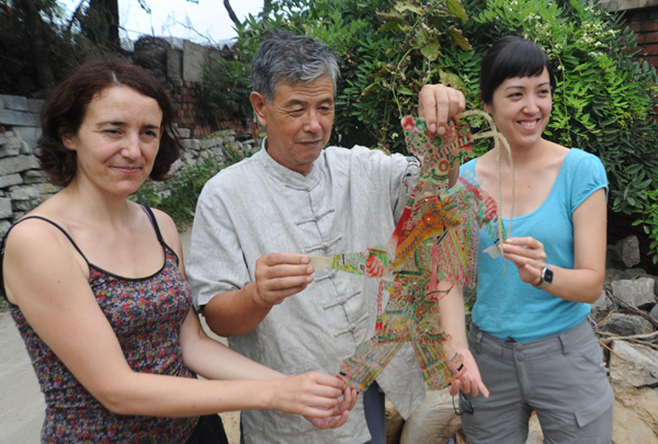 Shadow play wins hearts of foreign students