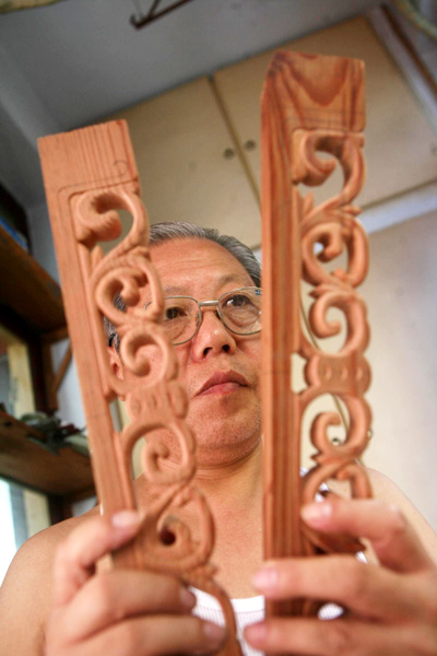 A vanishing tradition of wood carving