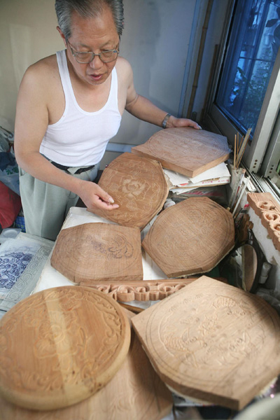 A vanishing tradition of wood carving