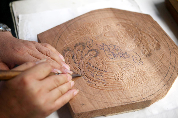 A vanishing tradition of wood carving