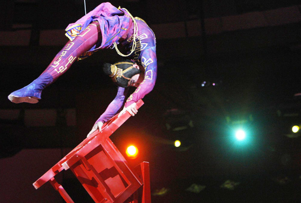 Circus artists rehearse 'Fenmo'