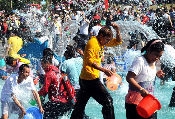 Water-sprinkling festival kicks off in Ruili[4]|chin